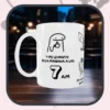 Taza personalizada “Me levanto a las 7 AM” estilo Flork (2) Taza personalizada estilo Flork con frase “Me levanto a las 7 AM”, diseño divertido y opción de nombre, ideal como regalo emocional.