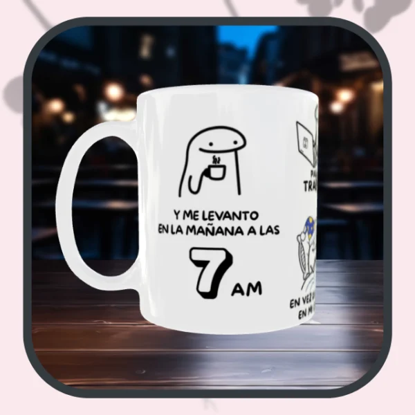 Taza personalizada “Me levanto a las 7 AM” estilo Flork (2) Taza personalizada estilo Flork con frase “Me levanto a las 7 AM”, diseño divertido y opción de nombre, ideal como regalo emocional.