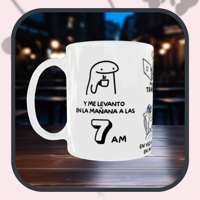 Taza personalizada estilo Flork con frase “Me levanto a las 7 AM”, diseño divertido y opción de nombre, ideal como regalo emocional.
