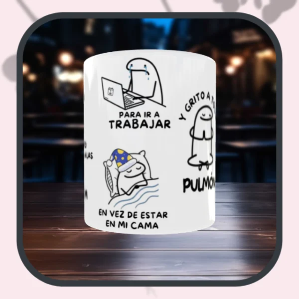 Taza personalizada “Me levanto a las 7 AM” estilo Flork (3) Taza personalizada estilo Flork con frase “Me levanto a las 7 AM”, diseño divertido y opción de nombre, ideal como regalo emocional.