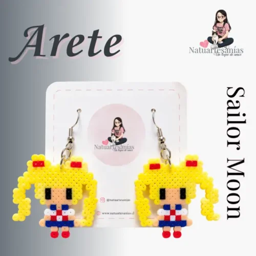 Arete Sairlo Moon (1) Aretes artesanales de Sailor Moon creados con Hama Beads, presentados sobre una base suave y elegante lista para regalar.