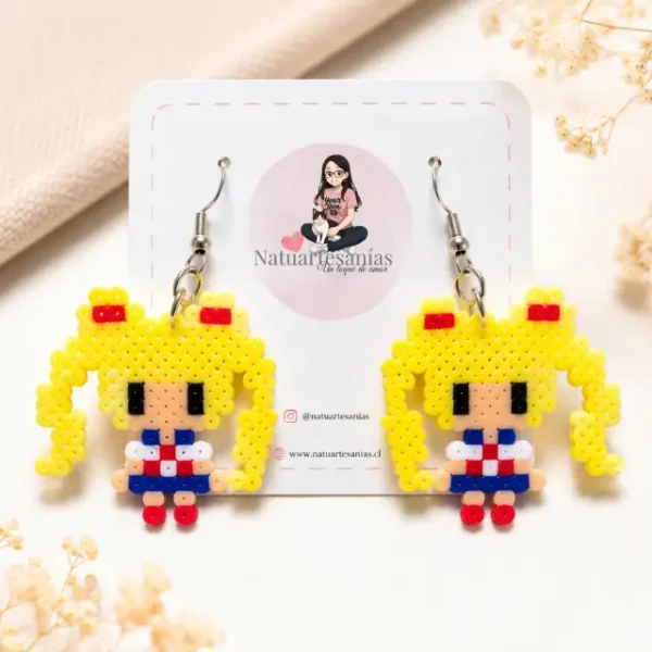 Arete Sairlo Moon (2) Aretes artesanales de Sailor Moon creados con Hama Beads, presentados sobre una base suave y elegante lista para regalar.