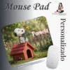 mouse-pad-personalizado-snoopy-nombre Mouse Pad personalizado con diseño inspirado en Snoopy sobre su casita y nombre personalizado, ideal como regalo original.