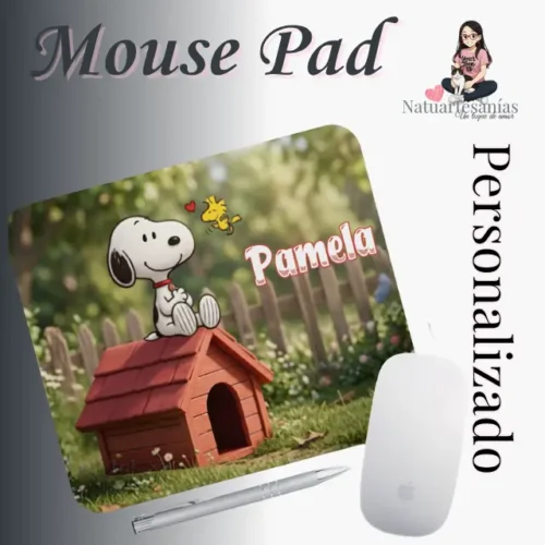 Mouse Pad personalizado con diseño inspirado en Snoopy sobre su casita y nombre personalizado, ideal como regalo original.