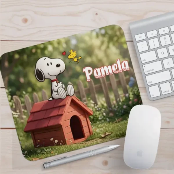 mouse-pad-personalizado-snoopy-nombre Mouse Pad personalizado con diseño inspirado en Snoopy sobre su casita y nombre personalizado, ideal como regalo original.