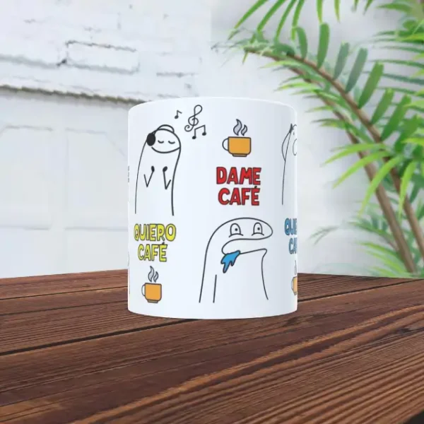 Taza personalizada Quiero Café con personajes estilo Flork y frases divertidas para amantes del café.