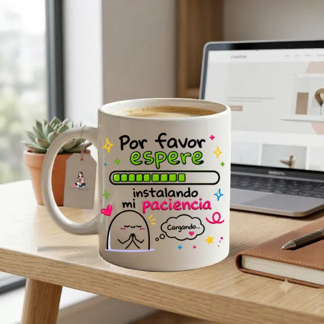 Taza blanca de cerámica premium con ilustración divertida del personaje Flork y el texto Cargando Paciencia 1%, presentada junto a su caja de regalo.
