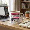 Taza cargando paciencia (4) Taza blanca de cerámica premium con ilustración divertida del personaje Flork y el texto Cargando Paciencia 1%, presentada junto a su caja de regalo.
