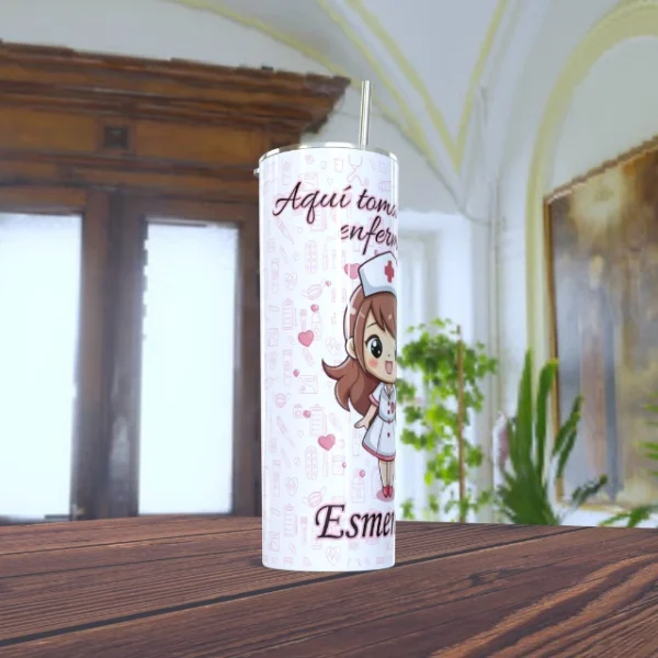 Tumbler aqui toma la mejor enfermera (2) Tumbler personalizado para enfermera con ilustración kawaii y frase Aquí toma la mejor enfermera personalizado con nombre.